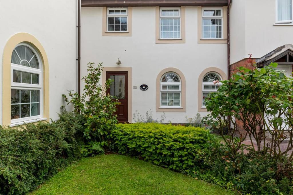 A Cheerful Three Bedroom House In Leafy Lytham Lytham St Annes Exterior photo