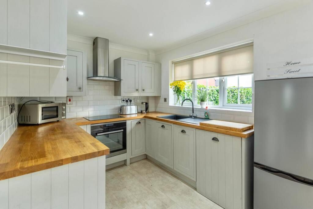 A Cheerful Three Bedroom House In Leafy Lytham Lytham St Annes Exterior photo