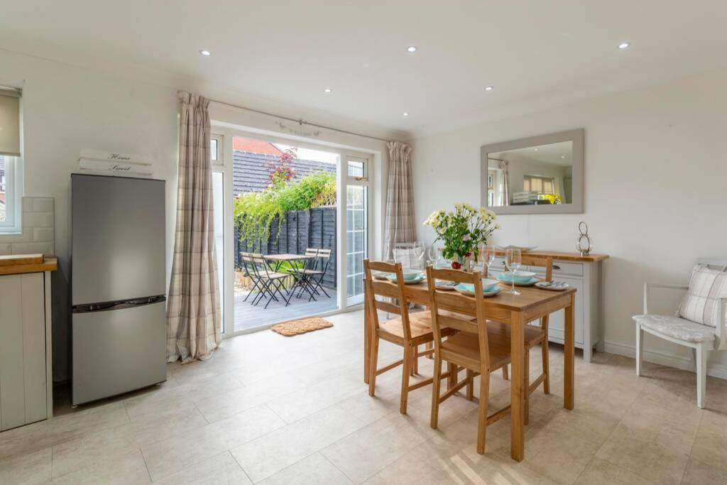 A Cheerful Three Bedroom House In Leafy Lytham Lytham St Annes Exterior photo